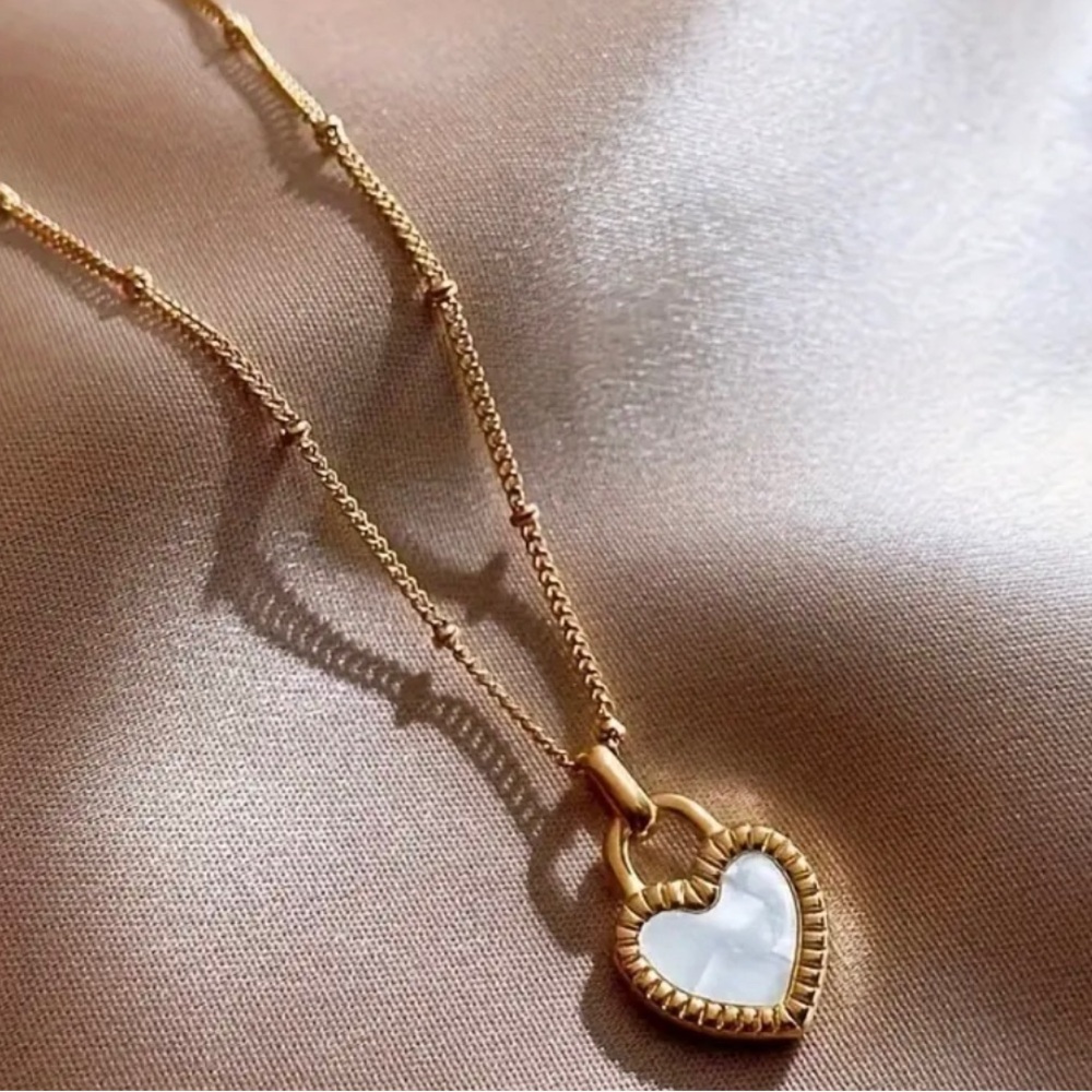 Elegant Black & White Mother-Of-Pearl Double-Sided Heart Pendant Necklace - Picture 3 of 7
